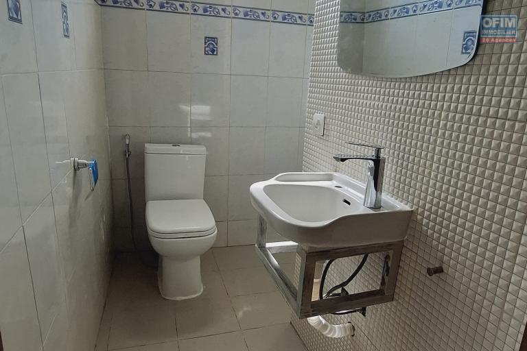 Pur vos projets professionnels ou personnels, OFIM loue une villa F6 avec des chambres attenantes sur Talatamaty en bord de route. NON DISPONIBLE