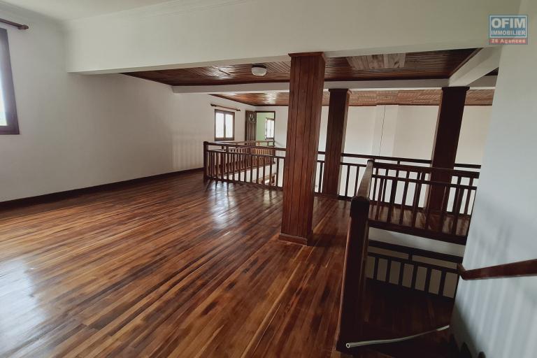 Pur vos projets professionnels ou personnels, OFIM loue une villa F6 avec des chambres attenantes sur Talatamaty en bord de route. NON DISPONIBLE