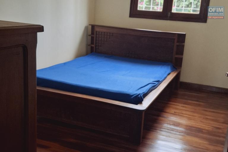 Pur vos projets professionnels ou personnels, OFIM loue une villa F6 avec des chambres attenantes sur Talatamaty en bord de route. NON DISPONIBLE