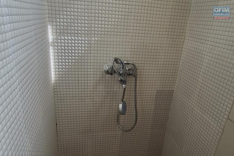 Pur vos projets professionnels ou personnels, OFIM loue une villa F6 avec des chambres attenantes sur Talatamaty en bord de route. NON DISPONIBLE