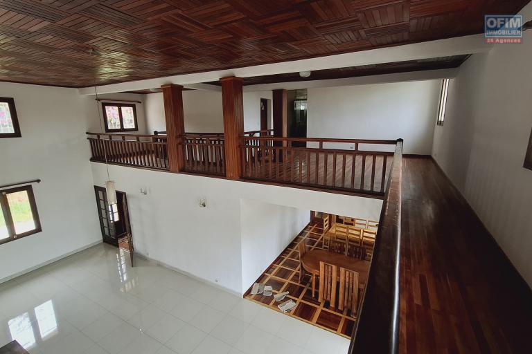 Pur vos projets professionnels ou personnels, OFIM loue une villa F6 avec des chambres attenantes sur Talatamaty en bord de route. NON DISPONIBLE
