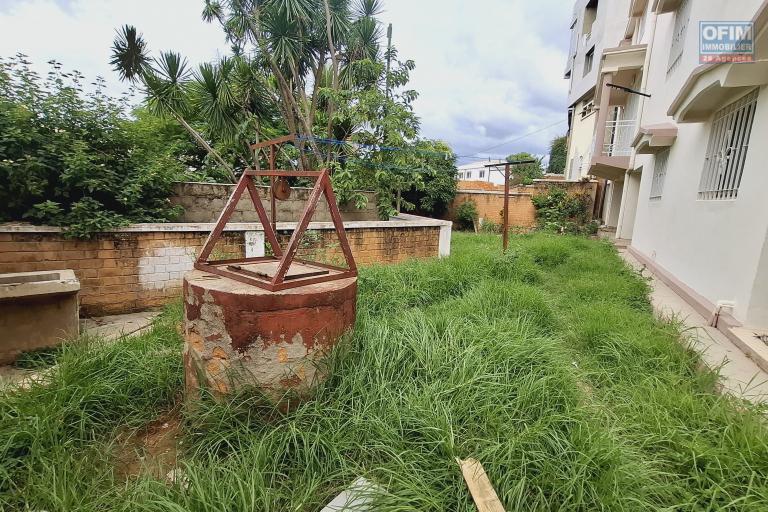 Pur vos projets professionnels ou personnels, OFIM loue une villa F6 avec des chambres attenantes sur Talatamaty en bord de route. NON DISPONIBLE