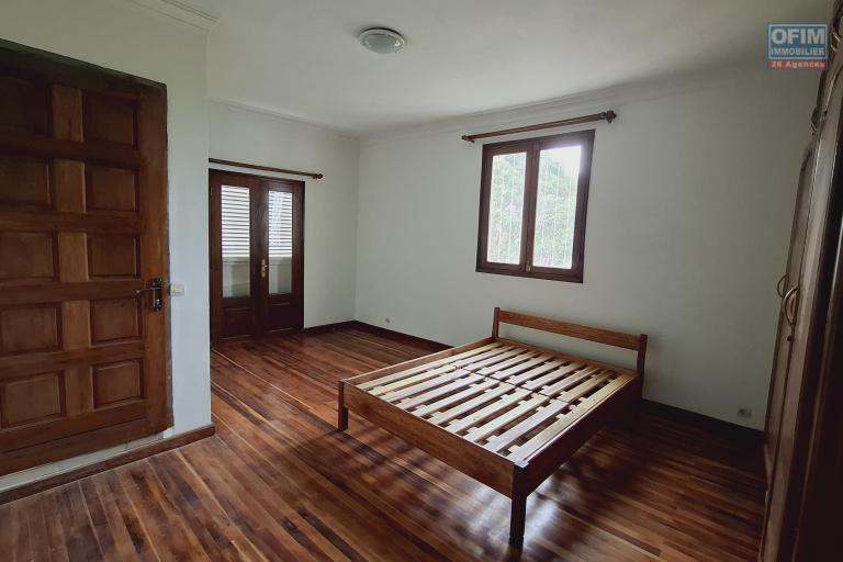 Pur vos projets professionnels ou personnels, OFIM loue une villa F6 avec des chambres attenantes sur Talatamaty en bord de route. NON DISPONIBLE