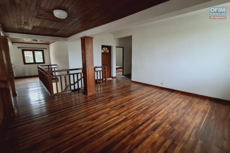 Pur vos projets professionnels ou personnels, OFIM loue une villa F6 avec des chambres attenantes sur Talatamaty en bord de route. NON DISPONIBLE