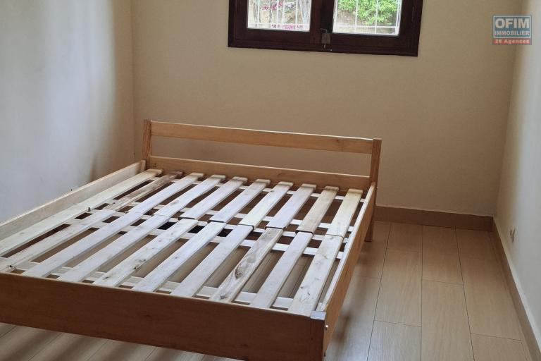 Pur vos projets professionnels ou personnels, OFIM loue une villa F6 avec des chambres attenantes sur Talatamaty en bord de route. NON DISPONIBLE