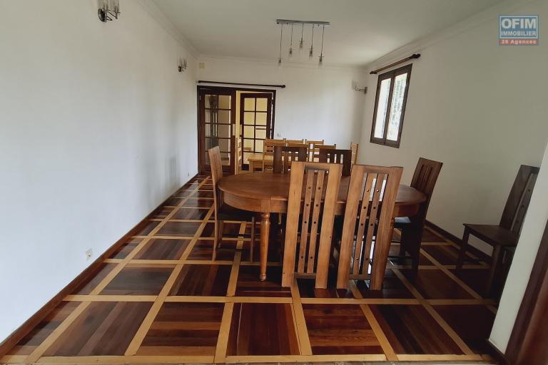 Pur vos projets professionnels ou personnels, OFIM loue une villa F6 avec des chambres attenantes sur Talatamaty en bord de route. NON DISPONIBLE