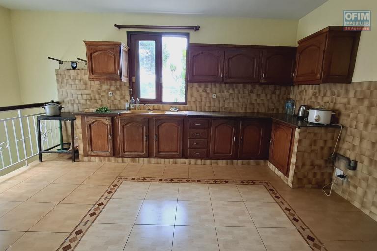 Pur vos projets professionnels ou personnels, OFIM loue une villa F6 avec des chambres attenantes sur Talatamaty en bord de route. NON DISPONIBLE