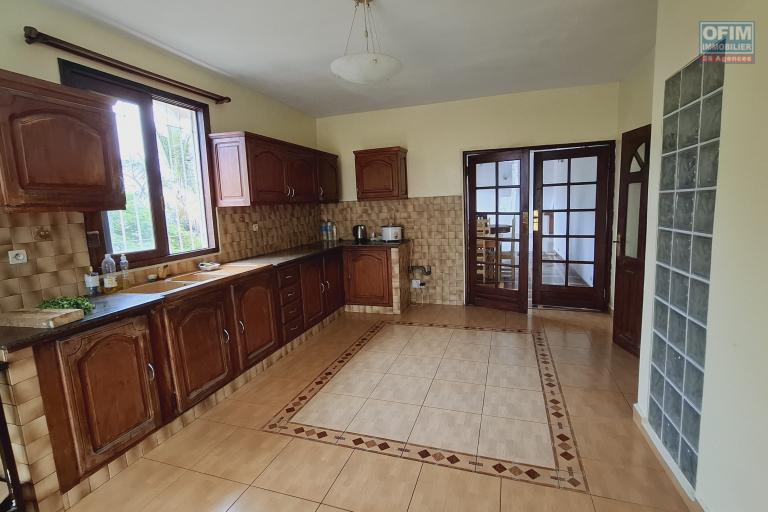 Pur vos projets professionnels ou personnels, OFIM loue une villa F6 avec des chambres attenantes sur Talatamaty en bord de route. NON DISPONIBLE
