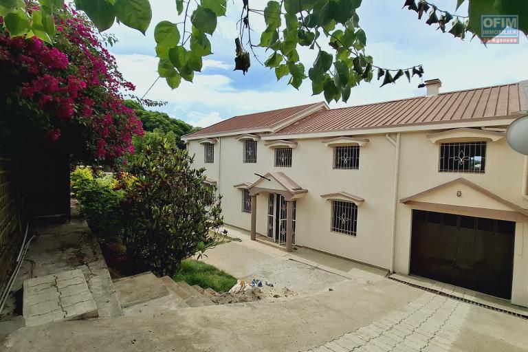 Pur vos projets professionnels ou personnels, OFIM loue une villa F6 avec des chambres attenantes sur Talatamaty en bord de route. NON DISPONIBLE