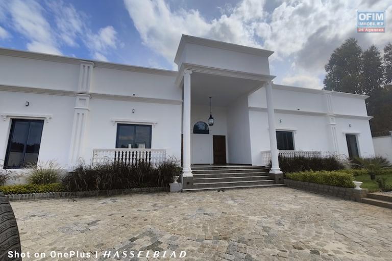 Vend villa plain-pied neuve &agrave; mandrosoa ivato avec 2 appartements ind&eacute;pendants. Contact Mr Jacky 034 02 443 04