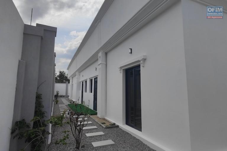 Vend un propri&eacute;t&eacute; avec deux villa plain-pied neuve mitoyennes &agrave; mandrosoa ivato . Contact Mr Jacky