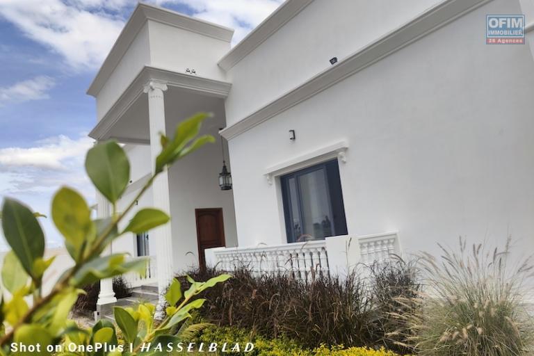 Vend un propri&eacute;t&eacute; avec deux villa plain-pied neuve mitoyennes &agrave; mandrosoa ivato . Contact Mr Jacky