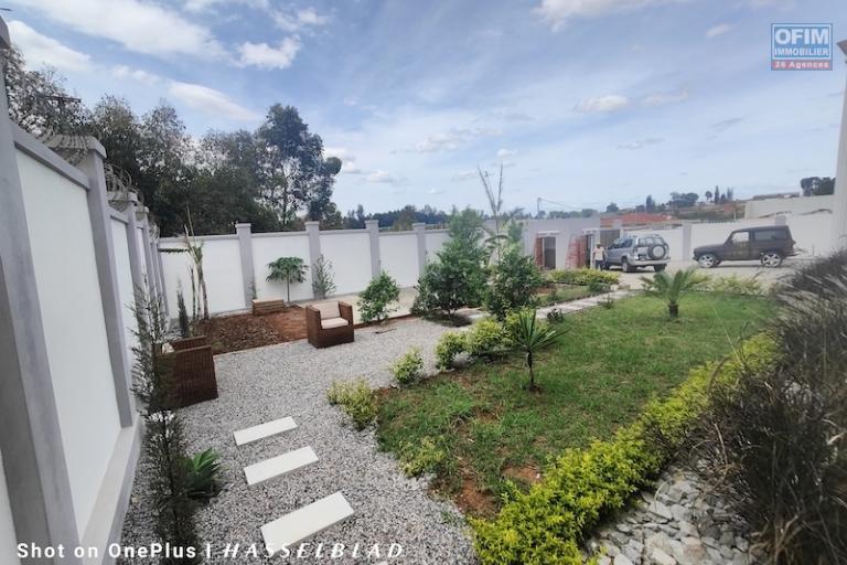 Vend villa plain-pied neuve &agrave; mandrosoa ivato avec 2 appartements ind&eacute;pendants. Contact Mr Jacky