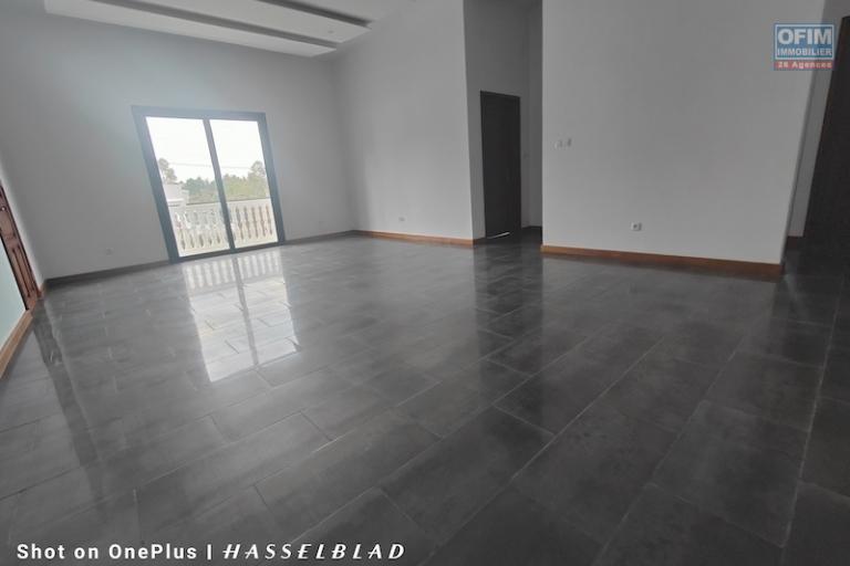 Vend villa plain-pied neuve &agrave; mandrosoa ivato avec 2 appartements ind&eacute;pendants. Contact Mr Jacky 034 02 443 04