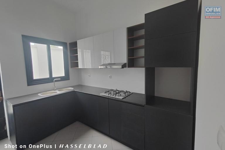 Vend un propri&eacute;t&eacute; avec deux villa plain-pied neuve mitoyennes &agrave; mandrosoa ivato . Contact Mr Jacky