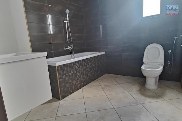 Vend un propri&eacute;t&eacute; avec deux villa plain-pied neuve mitoyennes &agrave; mandrosoa ivato . Contact Mr Jacky