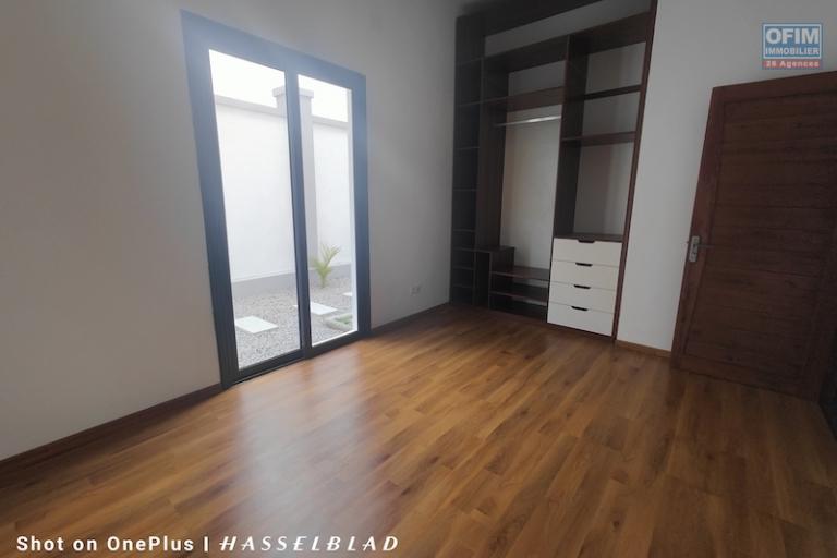 Vend un propri&eacute;t&eacute; avec deux villa plain-pied neuve mitoyennes &agrave; mandrosoa ivato . Contact Mr Jacky