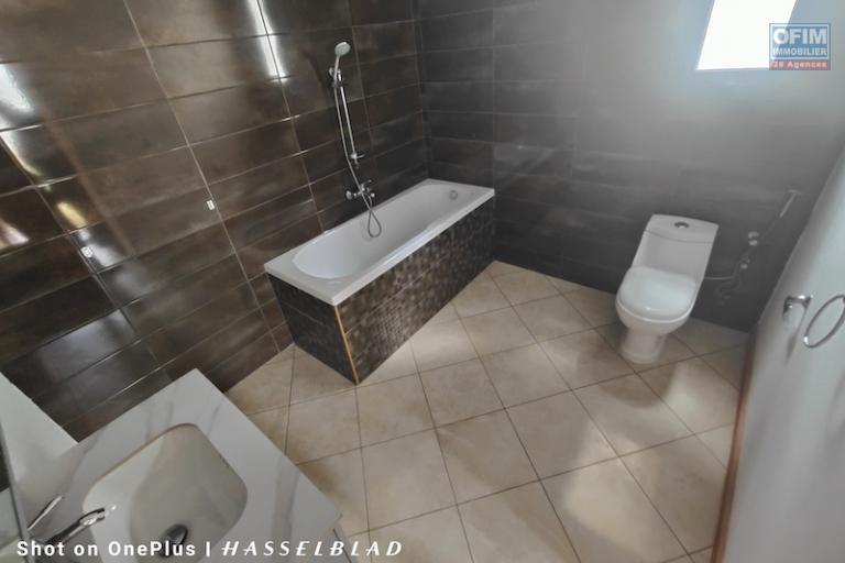 Vend villa plain-pied neuve &agrave; mandrosoa ivato avec 2 appartements ind&eacute;pendants. Contact Mr Jacky