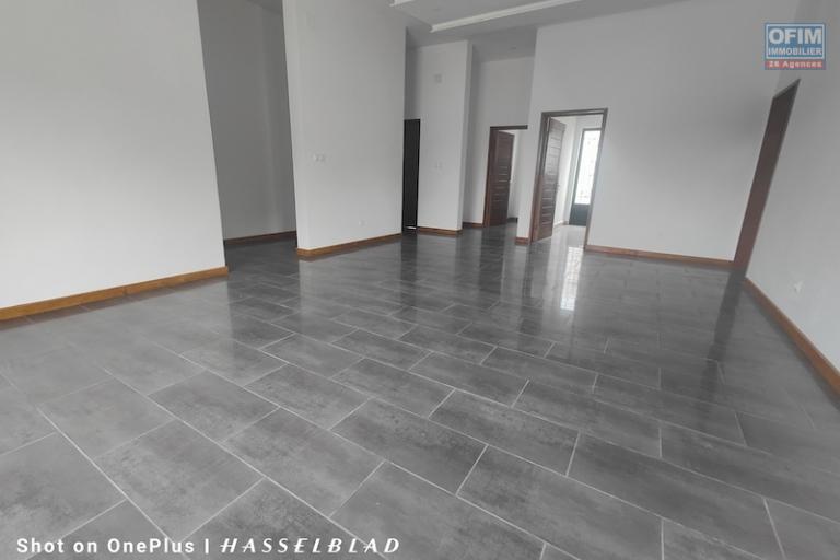 Vend villa plain-pied neuve &agrave; mandrosoa ivato avec 2 appartements ind&eacute;pendants. Contact Mr Jacky 034 02 443 04