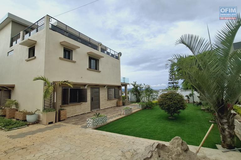 OFIM immobilier loue une villa F6 meublée équipée sur Ambohijanahary Ivato dans un quartier calme et résidentiel. NON DISPONIBLE