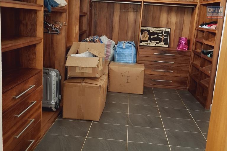 OFIM immobilier loue une villa F6 meublée équipée sur Ambohijanahary Ivato dans un quartier calme et résidentiel. NON DISPONIBLE