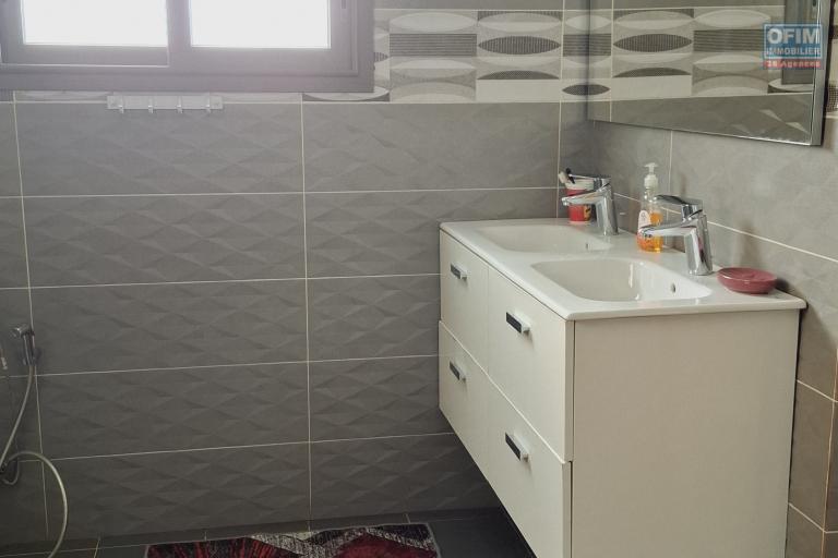 OFIM immobilier loue une villa F6 meublée équipée sur Ambohijanahary Ivato dans un quartier calme et résidentiel. NON DISPONIBLE