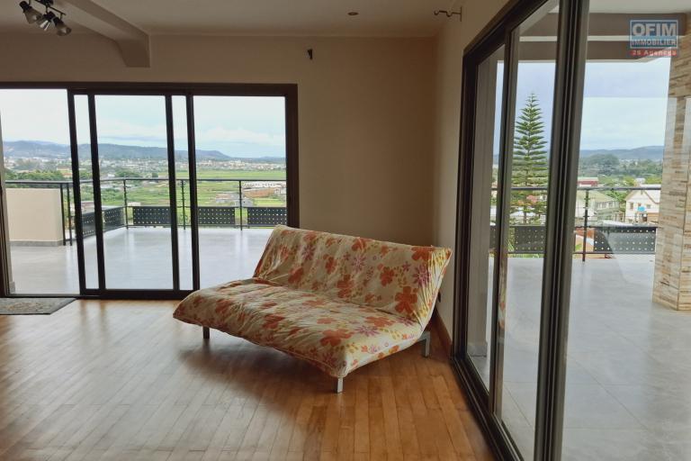 OFIM immobilier loue une villa F6 meublée équipée sur Ambohijanahary Ivato dans un quartier calme et résidentiel. NON DISPONIBLE