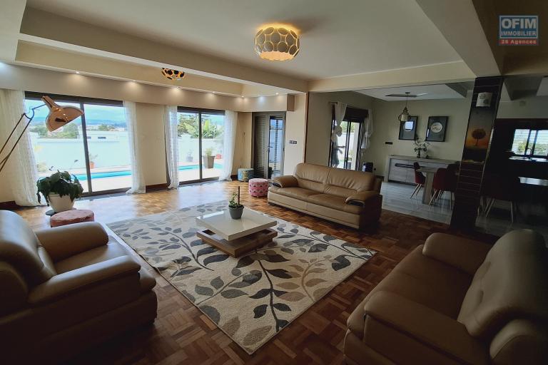 OFIM immobilier loue une villa F6 meublée équipée sur Ambohijanahary Ivato dans un quartier calme et résidentiel. NON DISPONIBLE