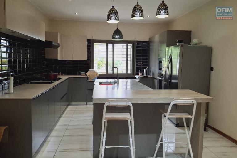 OFIM immobilier loue une villa F6 meublée équipée sur Ambohijanahary Ivato dans un quartier calme et résidentiel. NON DISPONIBLE