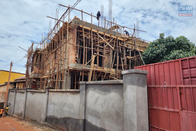 Opportunité Exceptionnelle. A vendre : superbe appartement neuf de type T4 à Mamory Ivato non loin de l'aéroport international avec plusieurs accès via les nouvelles rocades Tsarasaotra, Ambohitrimanjaka et la RN4 Ambohibao. CONTACT Mr JACKY 034 02 443 04