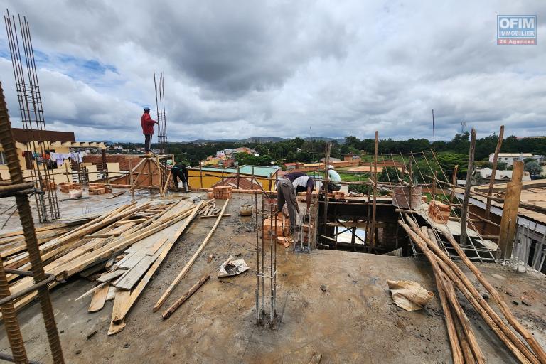Opportunité Exceptionnelle. A vendre : superbe appartement neuf de type T4 à Mamory Ivato non loin de l'aéroport international avec plusieurs accès via les nouvelles rocades Tsarasaotra, Ambohitrimanjaka et la RN4 Ambohibao. CONTACT Mr JACKY 034 02 443 04
