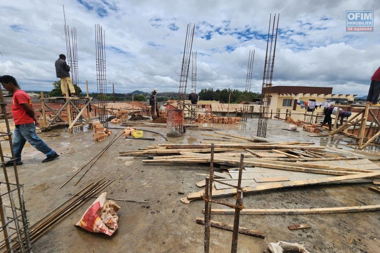 Opportunité Exceptionnelle. A vendre : superbe appartement neuf de type T4 à Mamory Ivato non loin de l'aéroport international avec plusieurs accès via les nouvelles rocades Tsarasaotra, Ambohitrimanjaka et la RN4 Ambohibao. CONTACT Mr JACKY 034 02 443 04