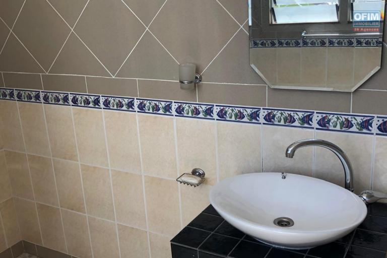 Vente d'une maison F8   dans le quartier calme et résidentiel d'ambohitrarahaba