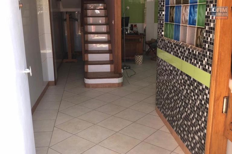 Vente d'une maison F8   dans le quartier calme et résidentiel d'ambohitrarahaba