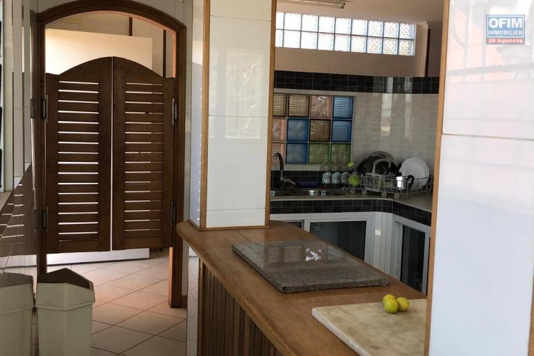 Vente d'une maison F8   dans le quartier calme et résidentiel d'ambohitrarahaba