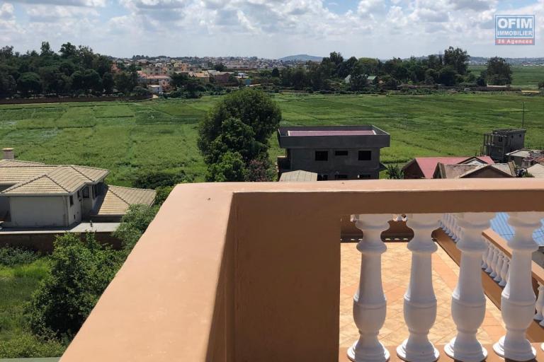 Vente d'une maison F8   dans le quartier calme et résidentiel d'ambohitrarahaba