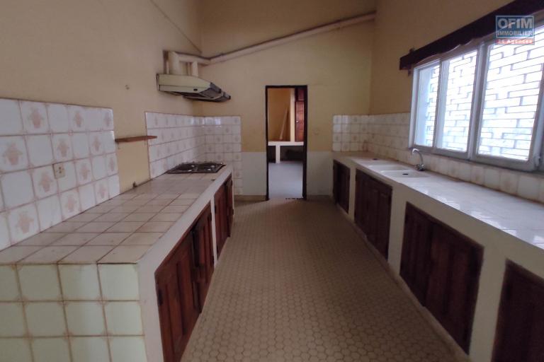 Prix en baisse!!!Vente d'une spacieuse villa de type F6  avec piscine et toit terrasse  avec vue imprenable situ&eacute;e &agrave; Tsimbazaza