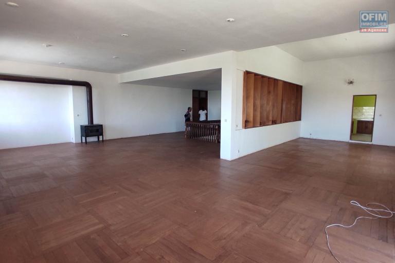 Prix en baisse!!!Vente d'une spacieuse villa de type F6  avec piscine et toit terrasse  avec vue imprenable situ&eacute;e &agrave; Tsimbazaza