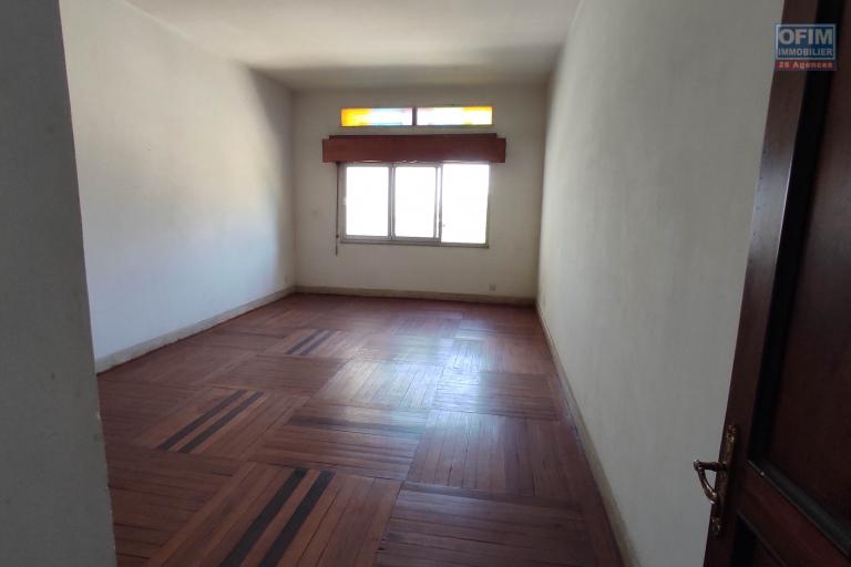 Prix en baisse!!!Vente d'une spacieuse villa de type F6  avec piscine et toit terrasse  avec vue imprenable situ&eacute;e &agrave; Tsimbazaza