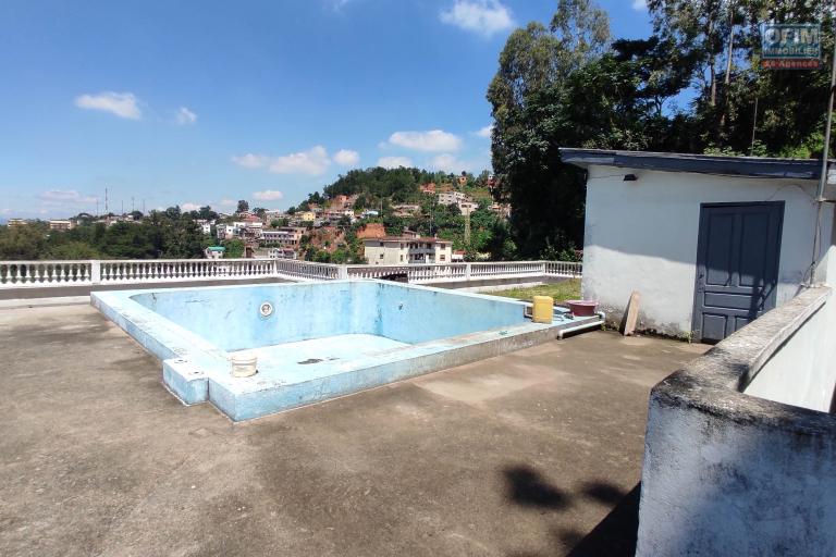 Prix en baisse!!!Vente d'une spacieuse villa de type F6  avec piscine et toit terrasse  avec vue imprenable situ&eacute;e &agrave; Tsimbazaza