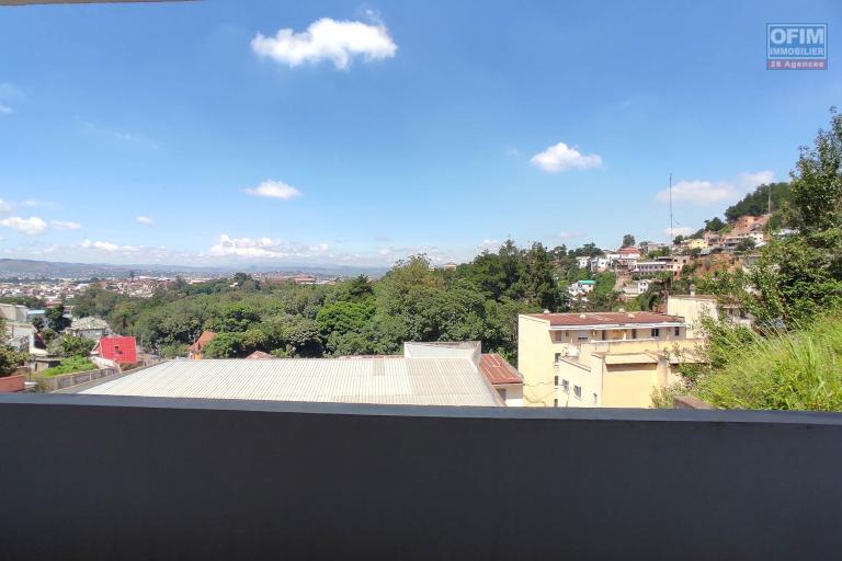 Prix en baisse!!!Vente d'une spacieuse villa de type F6  avec piscine et toit terrasse  avec vue imprenable situ&eacute;e &agrave; Tsimbazaza