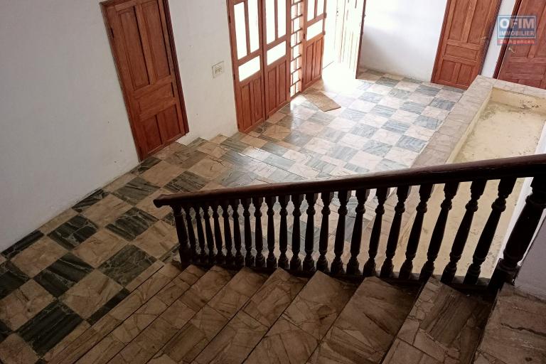 Prix en baisse!!!Vente d'une spacieuse villa de type F6  avec piscine et toit terrasse  avec vue imprenable situ&eacute;e &agrave; Tsimbazaza