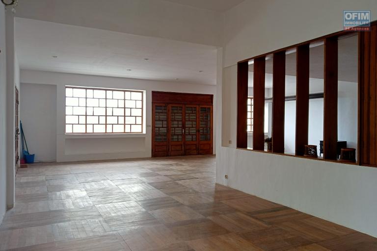 Prix en baisse!!!Vente d'une spacieuse villa de type F6  avec piscine et toit terrasse  avec vue imprenable situ&eacute;e &agrave; Tsimbazaza