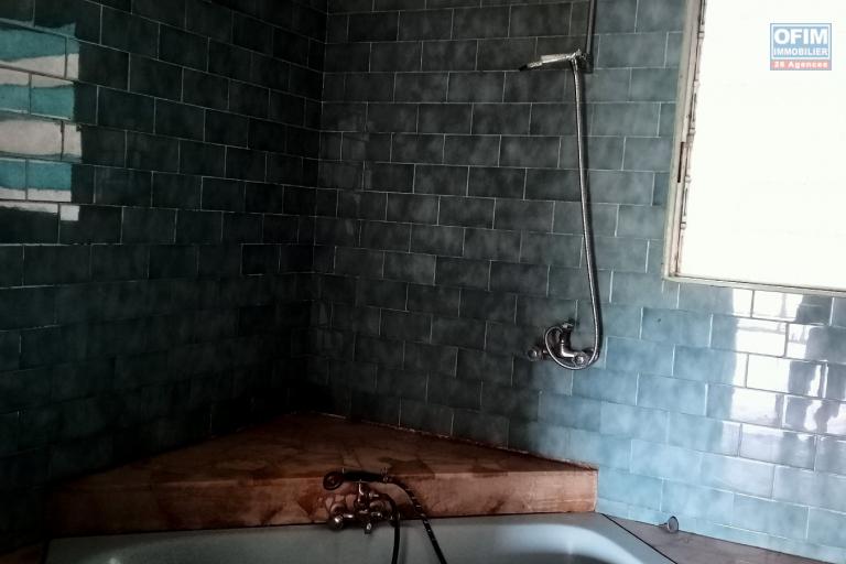 Prix en baisse!!!Vente d'une spacieuse villa de type F6  avec piscine et toit terrasse  avec vue imprenable situ&eacute;e &agrave; Tsimbazaza