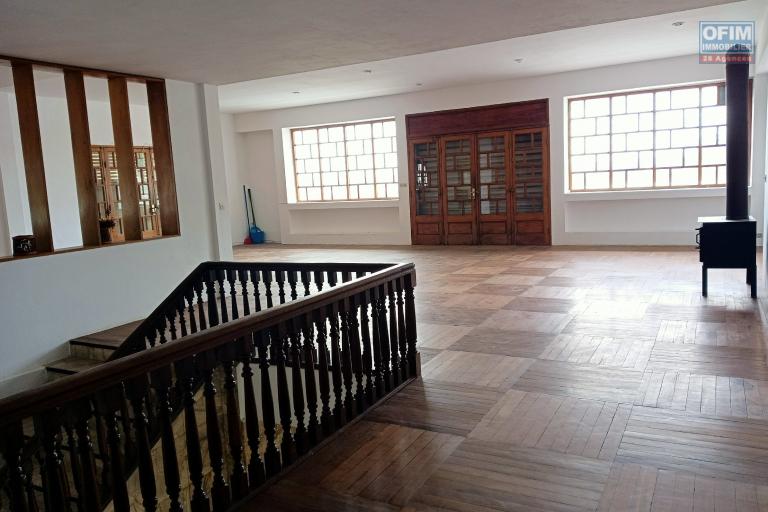 Prix en baisse!!!Vente d'une spacieuse villa de type F6  avec piscine et toit terrasse  avec vue imprenable situ&eacute;e &agrave; Tsimbazaza