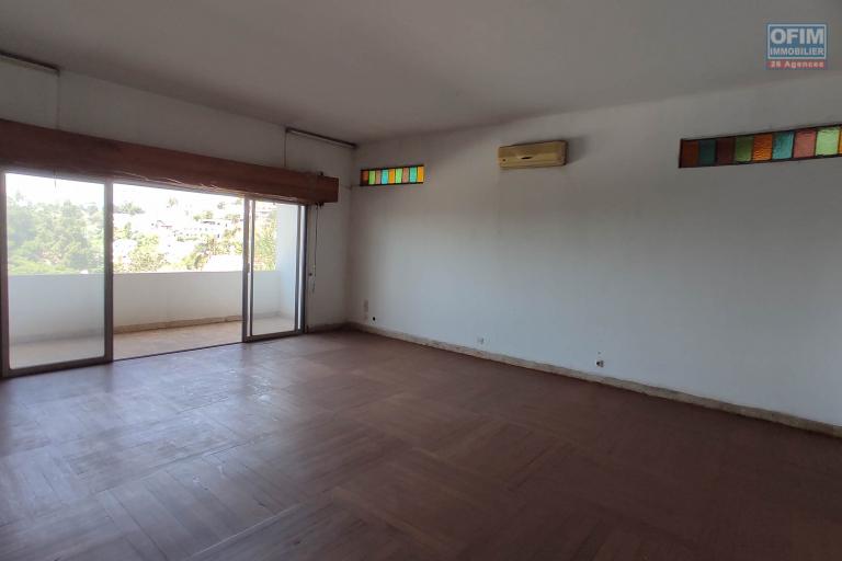 Prix en baisse!!!Vente d'une spacieuse villa de type F6  avec piscine et toit terrasse  avec vue imprenable situ&eacute;e &agrave; Tsimbazaza