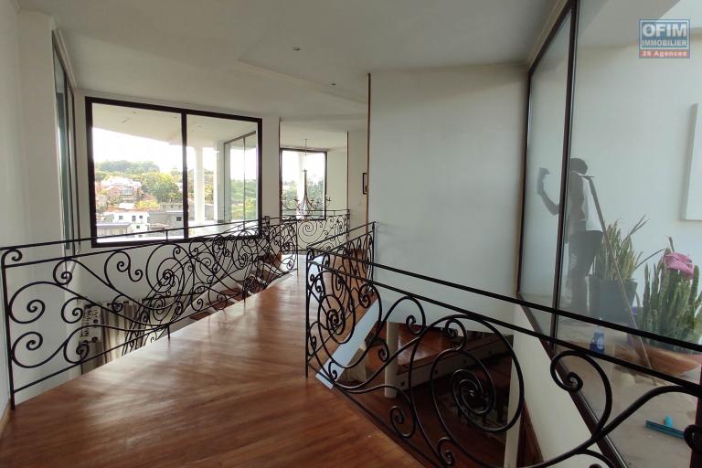 Une Villa d'architecte de standing meublée et équipée F5 avec terrain de tennis à Talatamaty