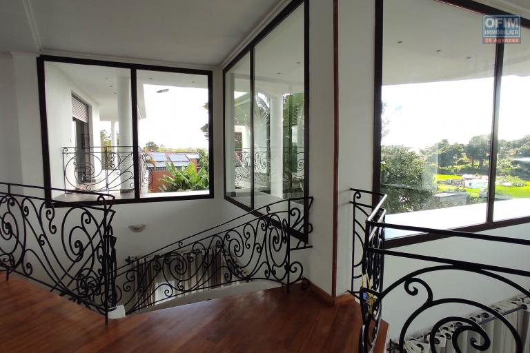 Une Villa d'architecte de standing meublée et équipée F5 avec terrain de tennis à Talatamaty