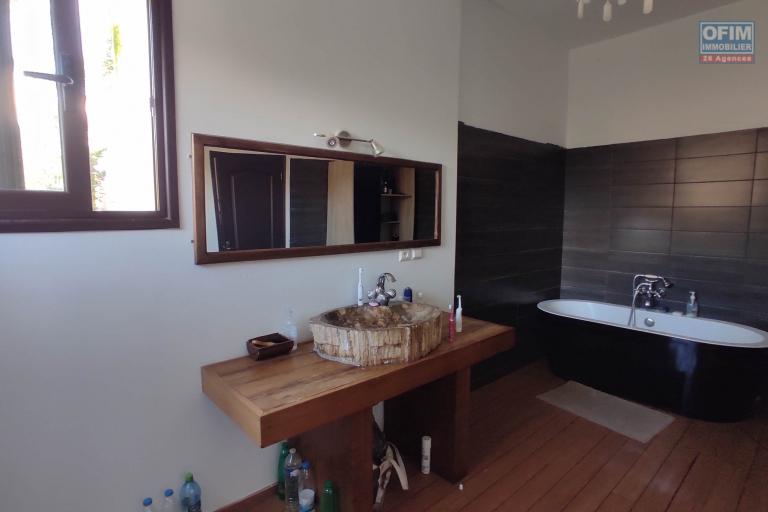 Une Villa d'architecte de standing meublée et équipée F5 avec terrain de tennis à Talatamaty