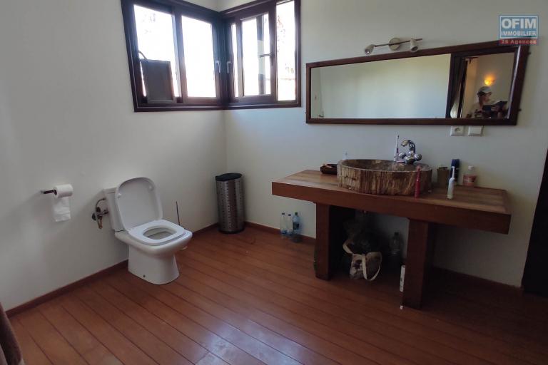 Une Villa d'architecte de standing meublée et équipée F5 avec terrain de tennis à Talatamaty